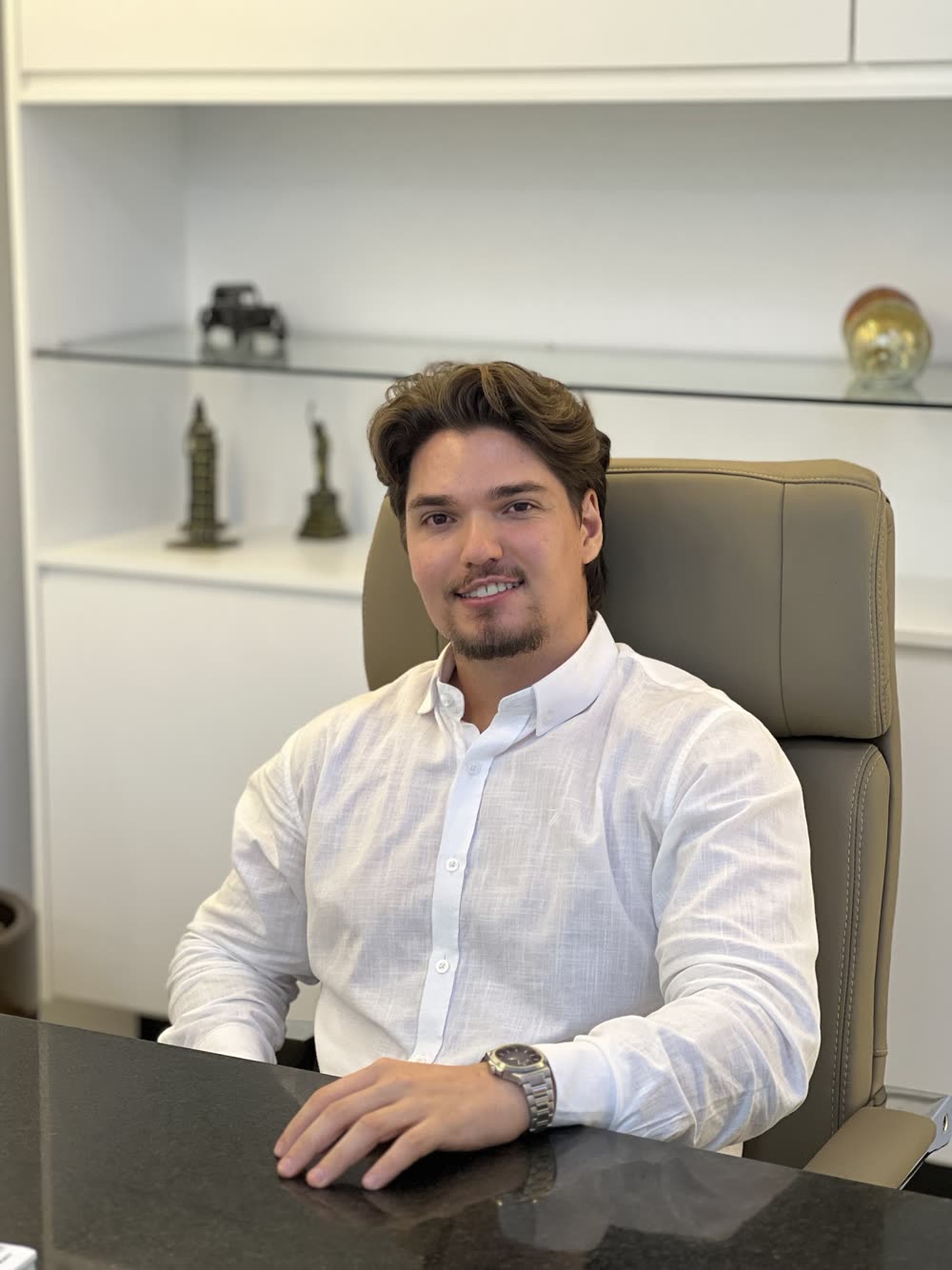 Dr. Arthur Caiado em seu consultório em Goiânia